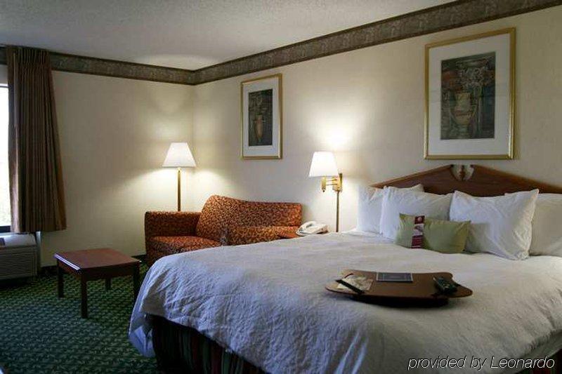 Hampton Inn Youngstown-North Room photo