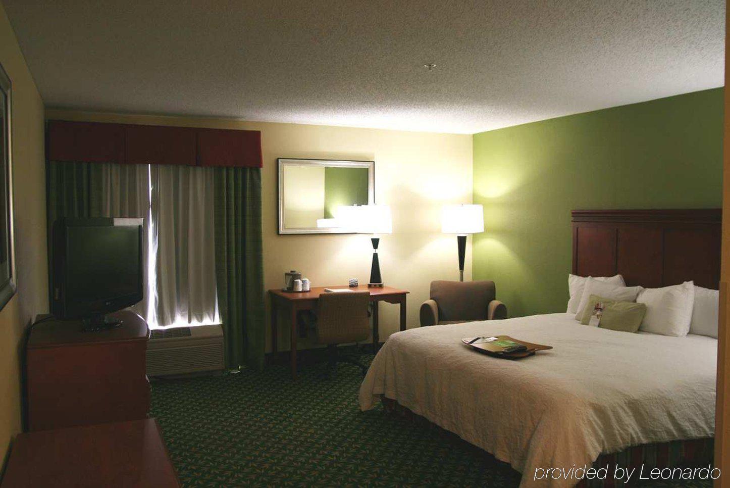 Hampton Inn Youngstown-North Room photo